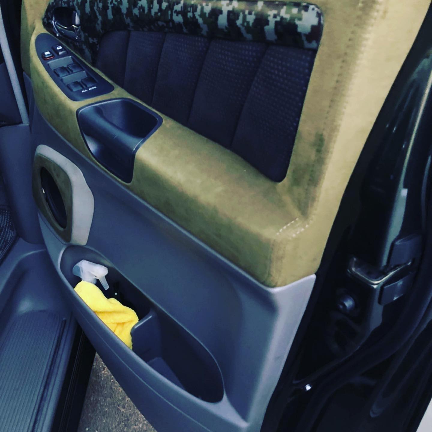 昨日の続きwドアの上部も完成したので本日納車 全体も元通りにwいつもありがとうございますと フォグライトのブラスト加工 こちらもいい感じで可愛らしいw Ns Factory 大阪 兵庫のカーオーディオ ドレスアップ 専門店